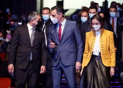 Pedro Sánchez con el secretario general de la Organización Mundial del Turismo (OMT), Zurab Pololikashvili, y la ministra de Industria, Reyes Maroto, a su llegada a la segunda jornada de la 24ª Asamblea General de la OMT en Madrid.