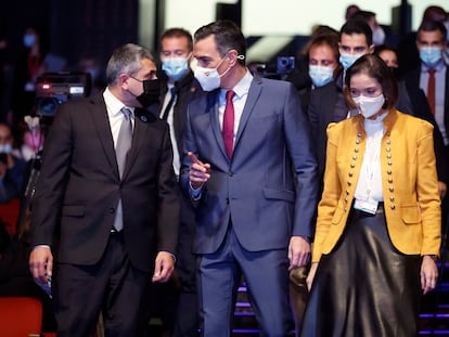 Pedro Sánchez con el secretario general de la Organización Mundial del Turismo (OMT), Zurab Pololikashvili, y la ministra de Industria, Reyes Maroto, a su llegada a la segunda jornada de la 24ª Asamblea General de la OMT en Madrid.