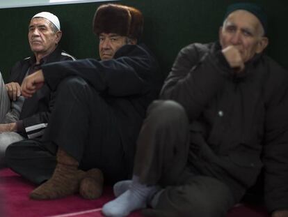 Un grupo de t&aacute;rtaros en una mezquita de Crimea en 2014.