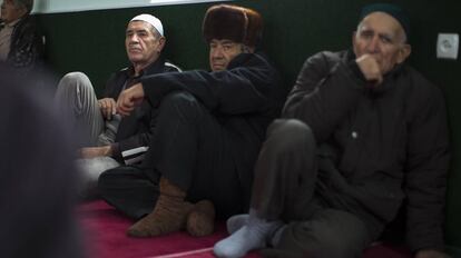Un grupo de tártaros en una mezquita de Crimea en 2014.