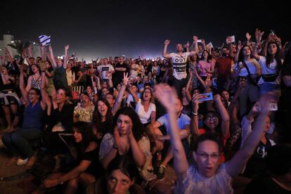 El público que no consiguió entrada para la gran final siguió la gala de Eurovisión 2019 desde la calle, en Tel Aviv, Israel.