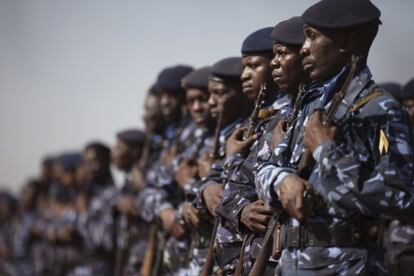 Soldados malienses esperan la llegada del presidente del pa&iacute;s, Dioncounda Traore. 