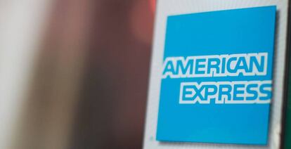 Logotipo de American Express en la puerta de un restaurante estadounidense. 