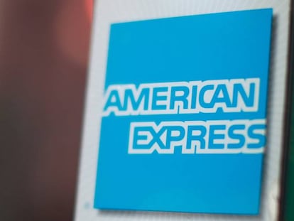 Logotipo de American Express en la puerta de un restaurante estadounidense. 
