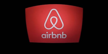 Logo de Airbnb en una tienda de París. 