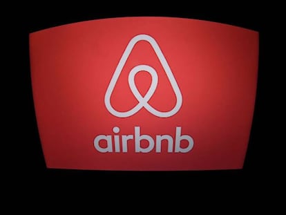 Logo de Airbnb en una tienda de París. 