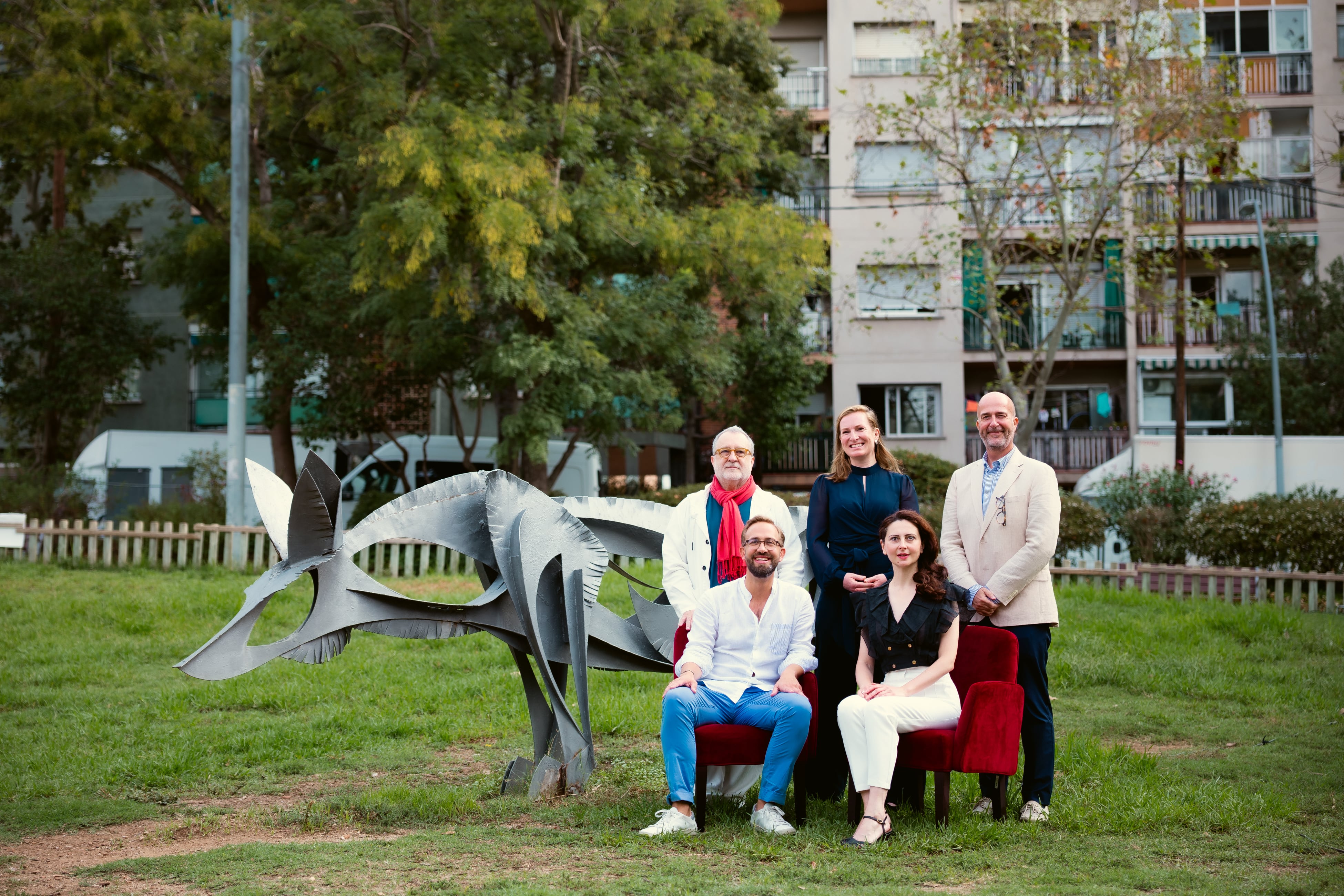 De izquierda a derecha, el director de orquesta Josep Pons, la mezzosoprano Paula Murrihy, el director general artístico Victor Garcia de Moral, el repositor Andreas Weirich y la soprano rusa Elena Tsallagova, este miércoles, en el Parc de La Guineueta ante la escultura del zorro. /SERGI PANIZO (LICEU)