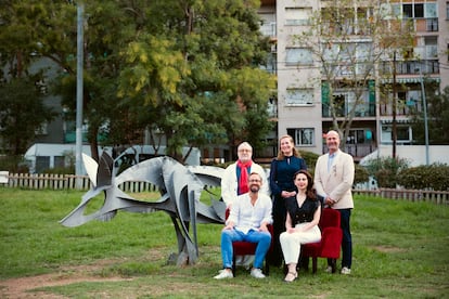 De izquierda a derecha, el director de orquesta Josep Pons, la mezzosoprano Paula Murrihy, el director general artístico Victor Garcia de Moral, el repositor Andreas Weirich y la soprano rusa Elena Tsallagova, este miércoles, en el Parc de La Guineueta ante la escultura del zorro. /SERGI PANIZO (LICEU)