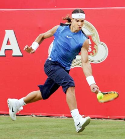 Rafa Nadal golpea la bola durante su partido frente al estadounidense Mardy Fish.