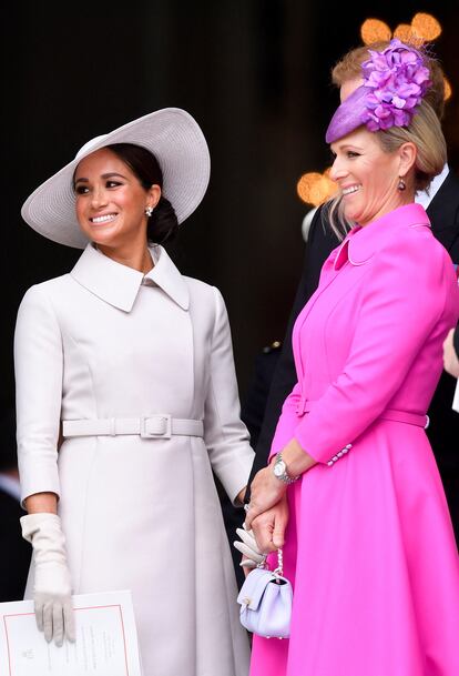 Meghan Markle, duquesa de Sussex, junto a Zara Tindall, hija de la princesa Ana, nieta de la reina y prima del príncipe Enrique.