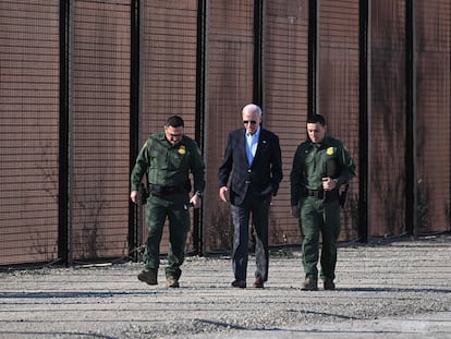 Joe Biden camina junto al muro con México, en la ciudad de El Paso, el 8 de enero de 2023.