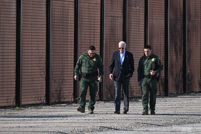 Joe Biden en el muro fronterizo con México.