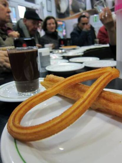 Churros con chocolate en la barra de La Andaluza.