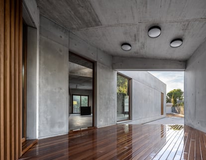 Ventilación cruzada, aerotermia y suelo radiante climatizan la vivienda.