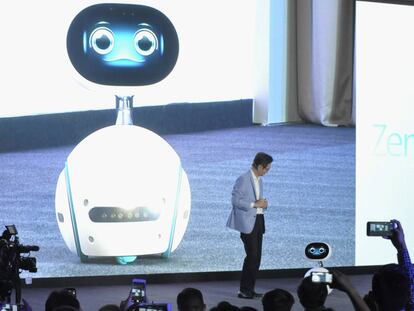 Jonney Shih habla con Zenbo, el nuevo robot de Asus.