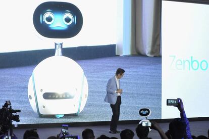 Jonney Shih habla con Zenbo, el nuevo robot de Asus.