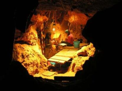 Excavaciones en la cueva asturiana de El Sidr&oacute;n.