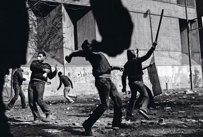 El Cairo, 2011. Escena tomada en la calle de Mohamed Mahmoud, vecina de la emblemática plaza de Tahrir. La inestabilidad ha amenazado Egipto en varias ocasiones desde la ‘primavera árabe’, que derrocó la tiranía de Hosni Mubarak. En noviembre de 2011, el Ejército egipcio levantó bloques de cemento y alambres de espino para separar dos bandos enfrentados: por un lado, manifestantes; y por otro, policías antidisturbios que sofocaron brutalmente las protestas.