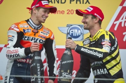 Stoner y Colin Edwards, en el podio.