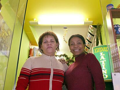 Belkis John, a la derecha, junto a Petronila, su madre.