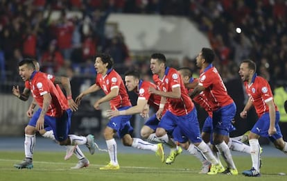 Jogadores do Chile comemoram a vitória contra a Argentina.