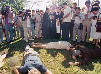 Los cuerpos de los asesinados en la masacre, en 1989 