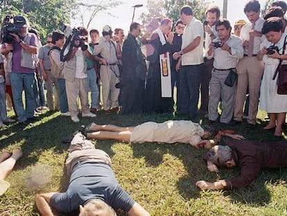 Los cuerpos de los asesinados en la masacre, en 1989 