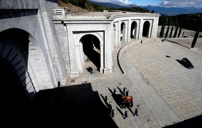 Imagen de los accesos del templo del Valle de los Caídos. Los familiares de Franco portan el féretro con los restos del dictador tras su exhumación del Valle de los Caídos, este jueves.