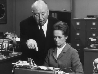 El director de cine Alfred Hitchcock dirige a la actriz Tippi Hedren en el rodaje de 'Marnie', en 1964.