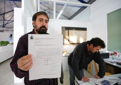 Daniel Cornell&agrave;, alcalde de Celr&agrave;, mostra el fax del jutjat de Madrid.