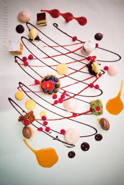 Postre de Rausch. Una combinación de frutas y helados sobre una masa de silicona.