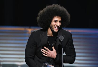 Kaepernick (Milwaukee, 1987) es ya un icono de la resistencia trumpista, merced a un gesto tan inocente como simbólico: negarse a estar de pie ante el himno de su país en repulsa al racismo y la violencia policial. Al Señor de Color Naranja no le hizo nada de gracia, y lo puso a parir. ¿Consecuencias? La mitad de los profesionales del deporte de EE UU han seguido el ejemplo de Kaepernick, arrodillándose durante los acordes del 'The Star-Spangled Banner' y Trump se las ha tenido que ver con grandes estrellas como Lebron James o Stephen Curry. A Kaepernick, antiguo quarterback de los 49ers, ya no lo ha querido contratar nadie… pero arrasa en las revistas de moda. En la imagen, Colin Kaepernick recibe el premio SI Muhammad Ali Legacy en el 'Sports Illustrated 2017' en el Barclays Center de Nueva York.