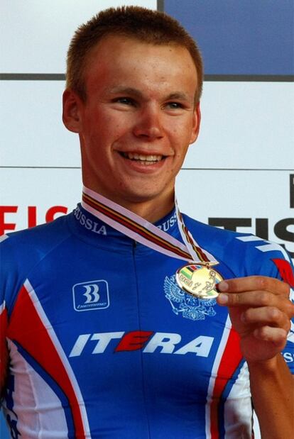 El ruso Egor Silin recibe la medalla de bronce en el Mundial sub23 de 2009.