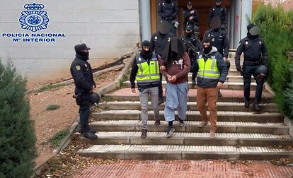 Detención de un presunto yihadista realizada por la Policía Nacional el pasado marzo en Guadalajara, en una imagen de un vídeo facilitado por el Ministerio del Interior.