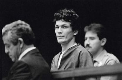 Richard Ramirez se convirtió en uno de los grandes asesinos mediáticos de los años ochenta: se colaba en casa de sus 13 víctimas en Los Ángeles y las violaba y mataba.