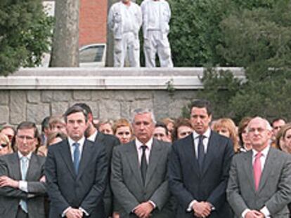 Ángel Acebes, Javier Arenas y Eduardo Zaplana guardan un minuto de silencio en La Moncloa.

 

/ MIGUEL GENER