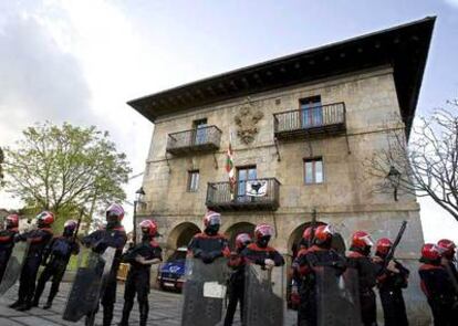 Imagen del Ayuntamiento de Zizurkil durante la celebración del pleno de ayer, en que se decidió la retirada de los nombres de los etarras de dos de sus plazas