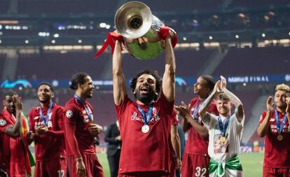 Salah, con la copa de Europa.