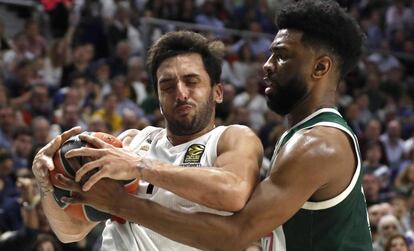 Campazzo intenta superar a Keith Langford