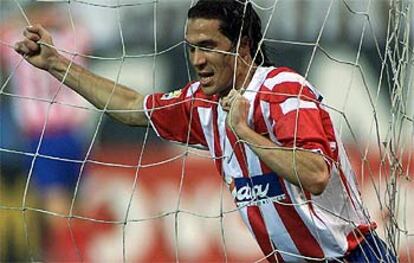 Luis García celebra un gol al Racing de Santander en el Vicente Calderón.