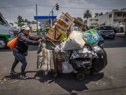 Patricia Ángeles, quien se dedica a recoger basura a cambio de propinas, empuja su carrito en el barrio de Iztapalapa (Ciudad de México).