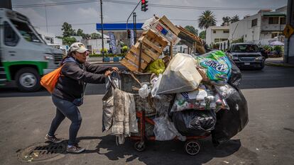 Patricia Ángeles, quien se dedica a recoger basura a cambio de propinas, empuja su carrito en el barrio de Iztapalapa (Ciudad de México).