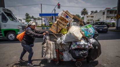 Patricia Ángeles, quien se dedica a recoger basura a cambio de propinas, empuja su carrito en el barrio de Iztapalapa (Ciudad de México).