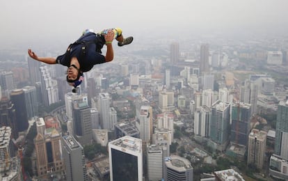 Vince Reffet, en un salto desde un rascacielos en Kuala Lumpur, Malasia, en 2013.