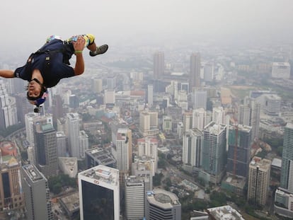 Vince Reffet, en un salto desde un rascacielos en Kuala Lumpur, Malasia, en 2013.