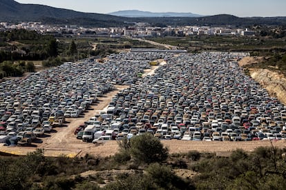 Vista del cementerio de automóviles afectados por la dana en el municipio de Benaguasil (Valencia), perteneciente a la comarca del Turia, este miércoles.