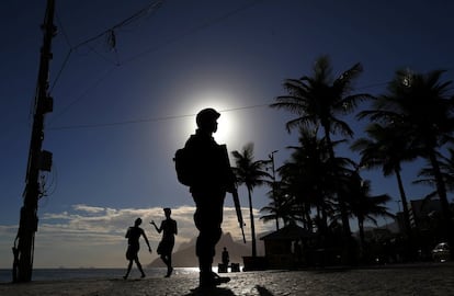 Un soldado brasileño patrulla la playa de Ipanema en Río de Janeiro como medida para garantizar la seguridad durante los carnavales que empiezan el 25 de febrero.