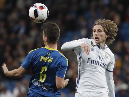 El centrocampista croata del Real Madrid Luka Modric (d) disputa un balón con el centrocampista serbio del Celta de Vigo Nemanja Radoja.