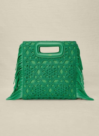 El icónico bolso ‘M’ de Maje se declina en ganchillo con vistas al verano. Eso sí, manteniendo sus emblemáticos flecos laterales. 295 €