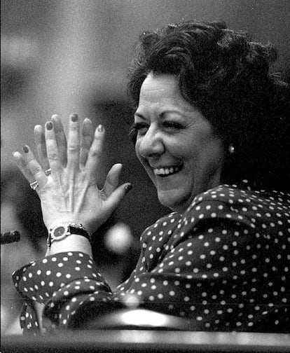 La alcaldesa de Valencia, Ritá Barbera, en un pleno del Ayuntamiento valenciano en 1994.
